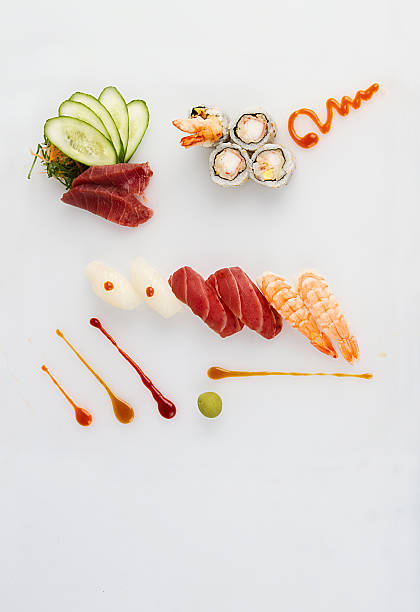 sushi-bar flach liegen - sake nigiri stock-fotos und bilder