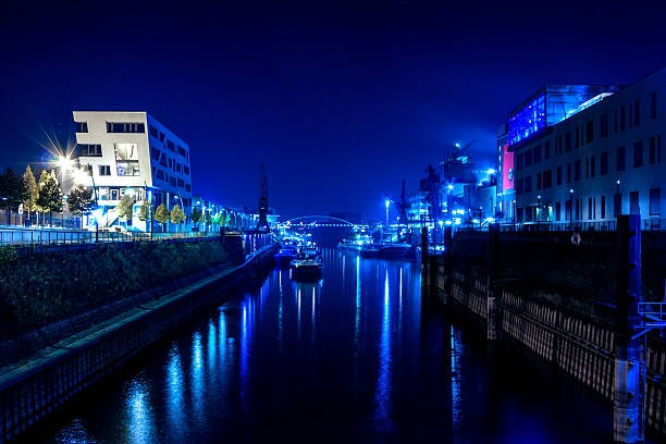 neuss hafen nachts nordrhein-westfalen stockfoto - neuss photos et images de collection