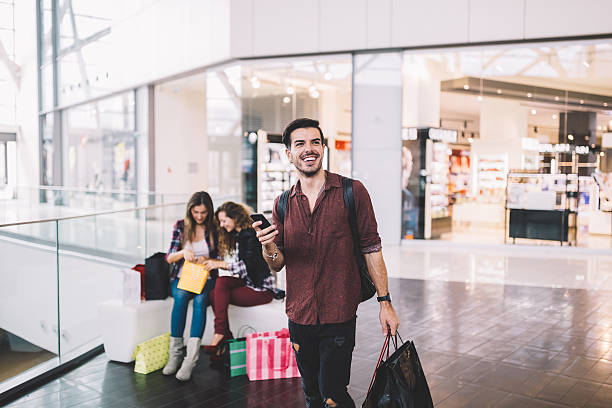 jovem curtindo o dia no shopping - christmas emotional stress shopping holiday - fotografias e filmes do acervo