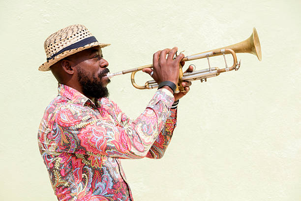kubanische musiker spielt trompete, havanna, kuba - kubaner stock-fotos und bilder