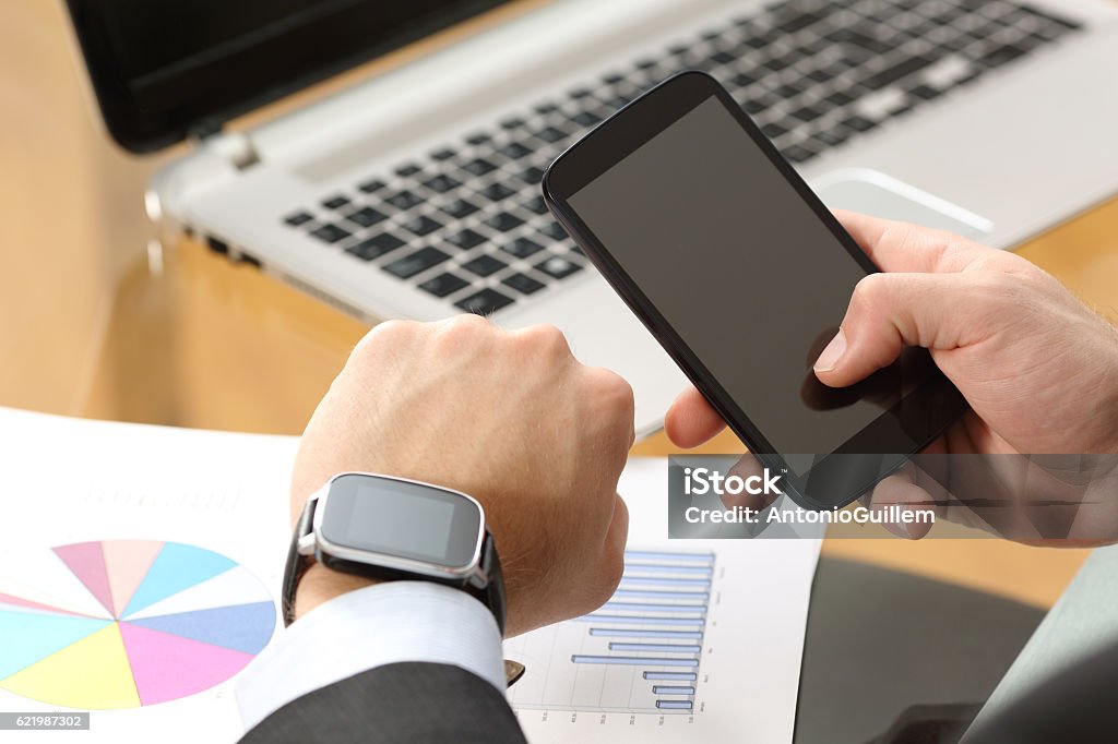 Geschäftsmann Synchronisieren ein Smartwatch und Telefon - Lizenzfrei Accessoires Stock-Foto