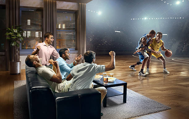 studenti che guardano una partita di basket molto realistica a casa - hometeam foto e immagini stock