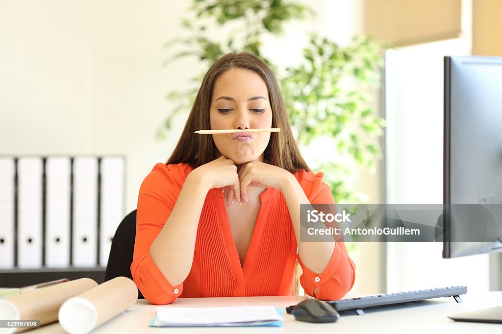 Gelangweilte oder inkompetente Geschäftsfrau bei der Arbeit - Lizenzfrei Zeit verschwenden Stock-Foto