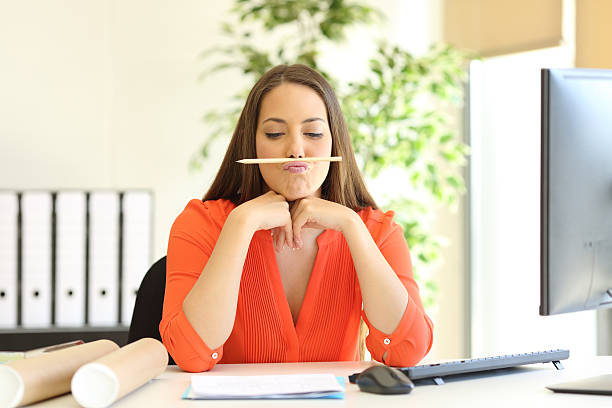 empresaria aburrida o incompetente en el trabajo - perder el tiempo fotografías e imágenes de stock