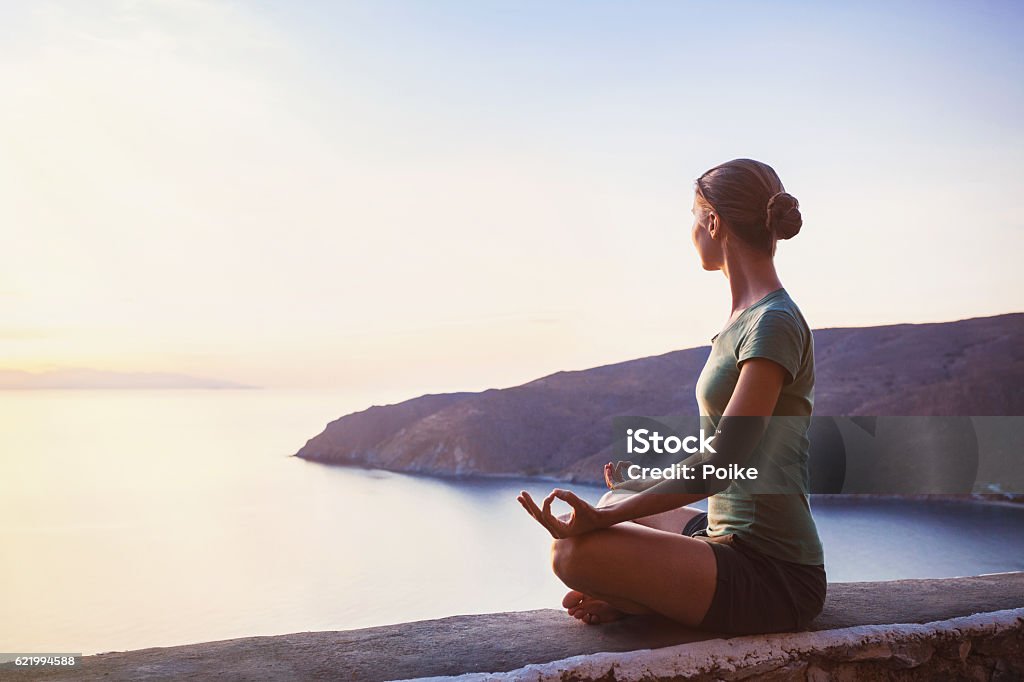 harmonie. Jeune femme méditant à l’extérieur - Photo de Yoga libre de droits