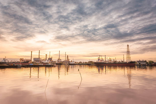 istock Oil refinery plant at twilight. 621997962
