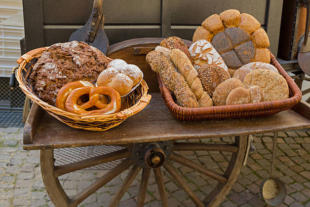 pão recém-assado na frente de forno portátil de madeira - medieval market - fotografias e filmes do acervo