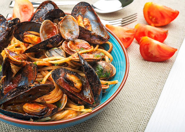 Spaghetti with mussels Spaghetti with mussels mare stock pictures, royalty-free photos & images