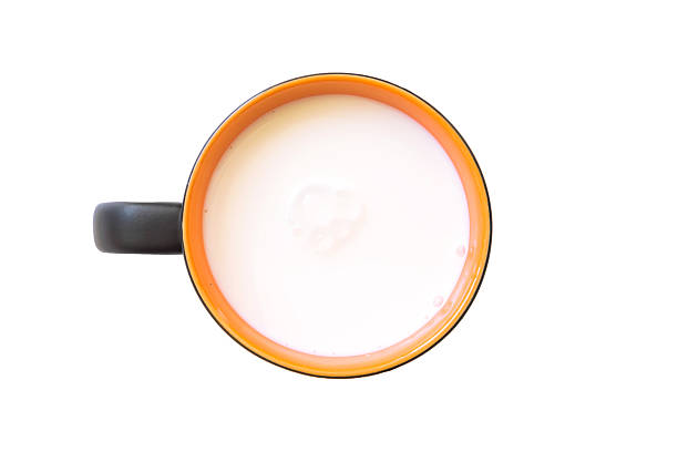 молоко оранжевое и белое в простом стекле. - dairy farm liquid food and drink splashing стоковые фото и изображения