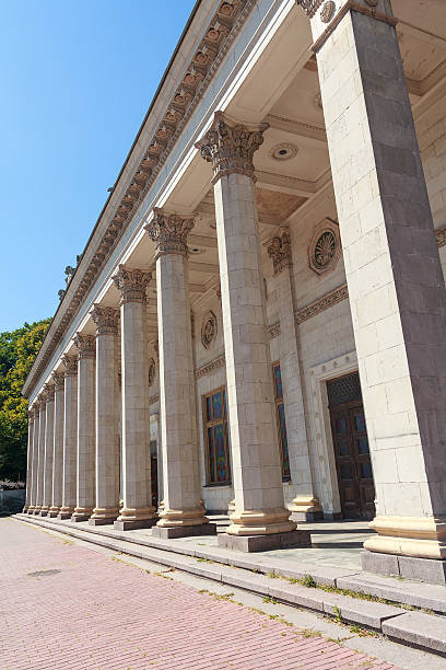 istock Columns of a building in the classical style 622003480