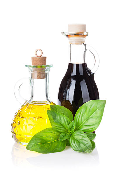 frische garten basilikum, essig und olivenöl - vinegar bottle herb white stock-fotos und bilder