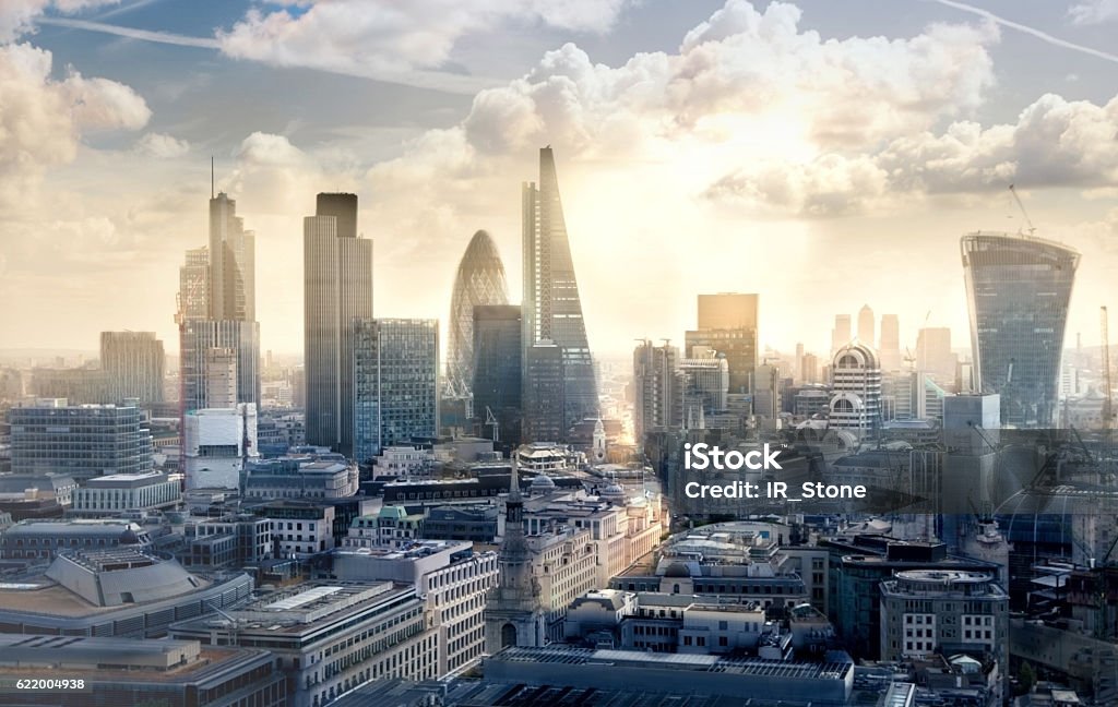 Aria de negocios y banca de la Ciudad de Londres al atardecer - Foto de stock de Londres - Inglaterra libre de derechos