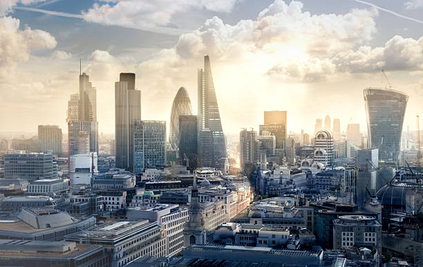aria commerciale e bancaria della city of london al tramonto - londra foto e immagini stock