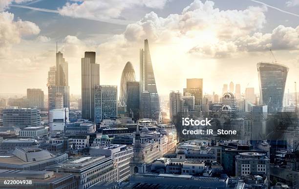 Foto de Ária De Negócios E Bancos Da Cidade De Londres Ao Pôr Do Sol e mais fotos de stock de Londres - Inglaterra