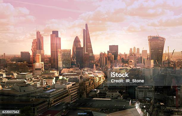 Aria De Negocios Y Banca De La Ciudad De Londres Al Atardecer Foto de stock y más banco de imágenes de Londres - Inglaterra