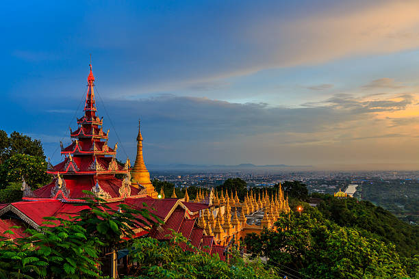 マンダレーシティ、マンダレーヒル - gold pagoda temple myanmar ストックフォトと画像