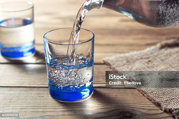 Photo libre de droit de De Leau A Été Versée Dans Le Bécher banque d'images et plus d'images libres de droit de Verre - Verre, Eau minérale, Boisson