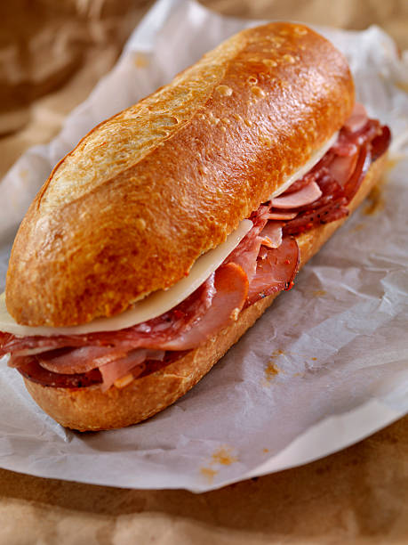 italienisches sandwich mit salami, genua, prosciutto und provolone - sandwich submarine sandwich ham bun stock-fotos und bilder