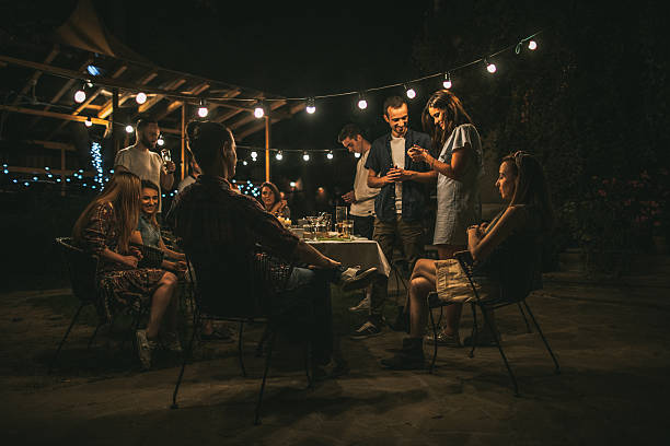 amigos reunidos durante la cena - pizza party fotografías e imágenes de stock