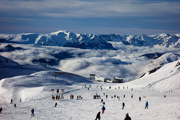 горнолыжный курорт les deux alpes во французских альпах - альп дюэз стоковые фото и изображения