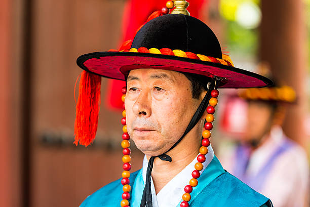 la guardia del palazzo a seoul gyeongbokgung palace - seoul honor guard horizontal front view foto e immagini stock