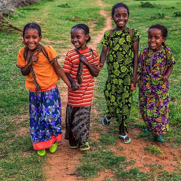 meninas africanas carregando água do poço, etiópia, áfrica - africa child ethiopian culture people - fotografias e filmes do acervo