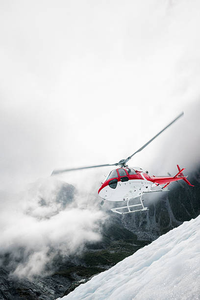 atterrissage d’hélicoptère sur le glacier franz josef, alpes du sud, nouvelle-zélande - franz josef glacier photos et images de collection