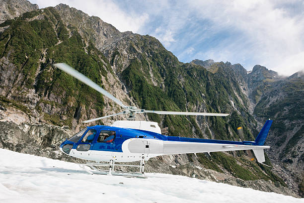 hélicoptère sur le glacier franz josef dans les alpes du sud, nouvelle-zélande - franz josef glacier photos et images de collection