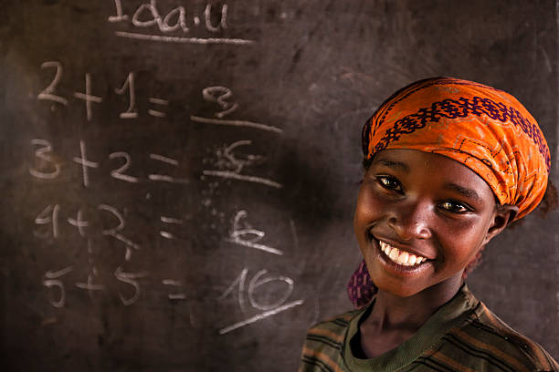 数学の授業中のアフリカの小さな女の子、エチオピア南部、東アフリカ - africa child ethiopian culture people ストックフォトと画像