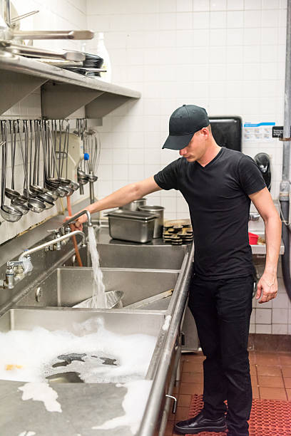 zmywarka do naczyń  - washing dishes restaurant manual worker commercial kitchen zdjęcia i obrazy z banku zdjęć