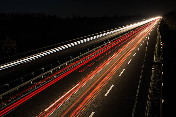 長時間露光する車の光で - road reflector ストックフォトと画像