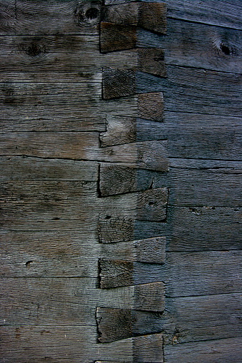 Esquina de la pared de madera de la casa photo