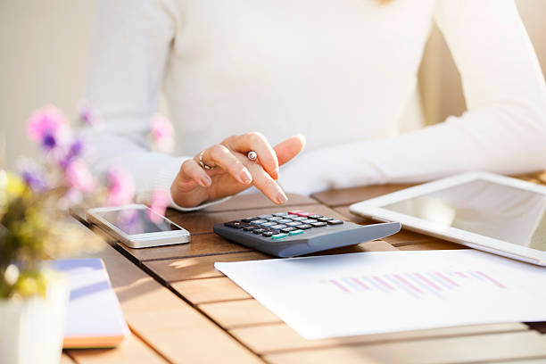 donna d'affari con calcolatrice - tax tax form calculator form foto e immagini stock