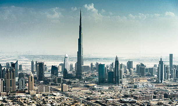 horizonte do centro da cidade de dubai com - high desert imagens e fotografias de stock