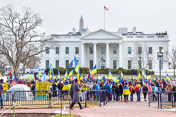 des personnes à la manifestation ukrainienne de la maison blanche - protestor protest sign yellow photos et images de collection