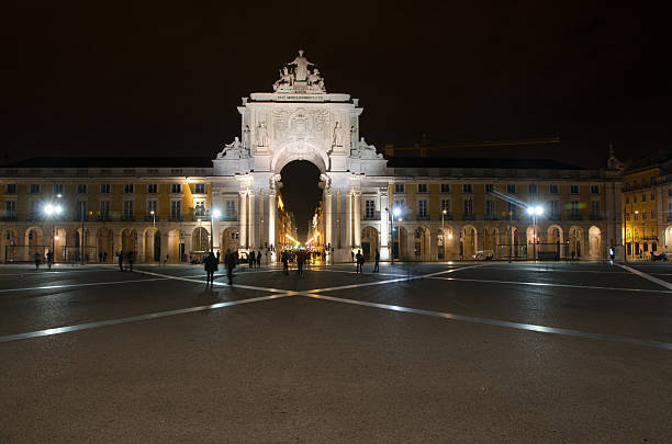 istock Augusta Street Arch at Commerce Square in Lisbon at night 622052618