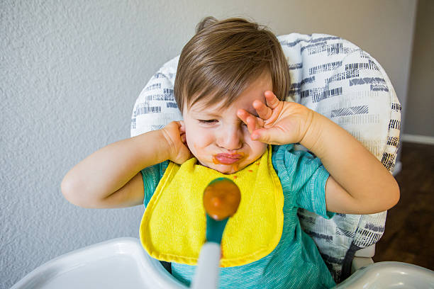 fussy picky baby esser - eating obsessive child toddler stock-fotos und bilder