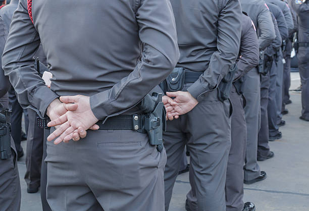 policía y armas de fuego, trabajando para prevenir el crimen - national arms fotografías e imágenes de stock