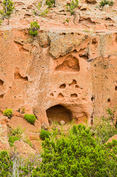tsankawi cave dwellings at bandelier national monument - jemez mountains imagens e fotografias de stock