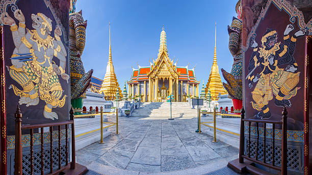 wat phra kaew antigua templo de bangkok tailandia - thailand temple nobody photography fotografías e imágenes de stock