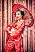 asiatische-frau-mit-traditionellem-japanischen-kimono.jpg?b=1&s=170x170&k=20&c=ca0fL76_7wSKuknys4VtBSBP9OHltsqXJ1vnP0Or1aE=
