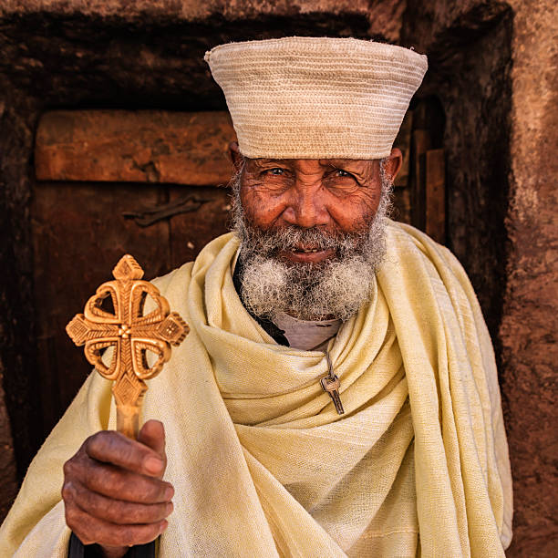 sacerdote católico de iglesias laceras de lalibela. etiopía, áfrica oriental - saint giorgis fotografías e imágenes de stock