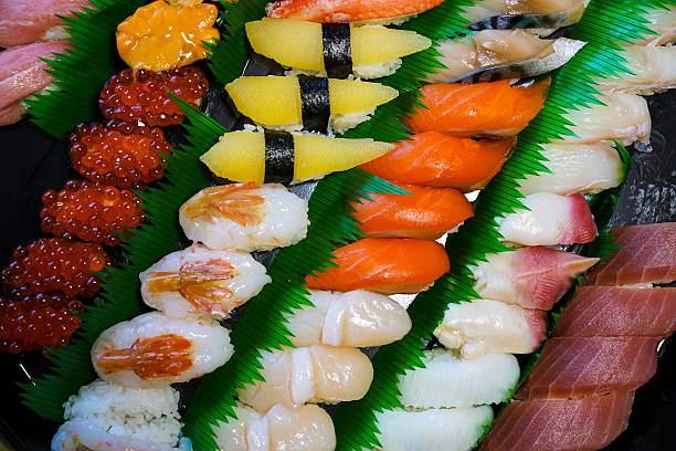vista superior de diferentes sushi en abashiri en hokkaido, japón - sea of okhotsk fotografías e imágenes de stock