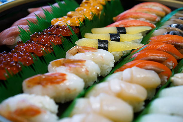 vista lateral de diferentes sushi en abashiri en hokkaido, japón - sea of okhotsk fotografías e imágenes de stock