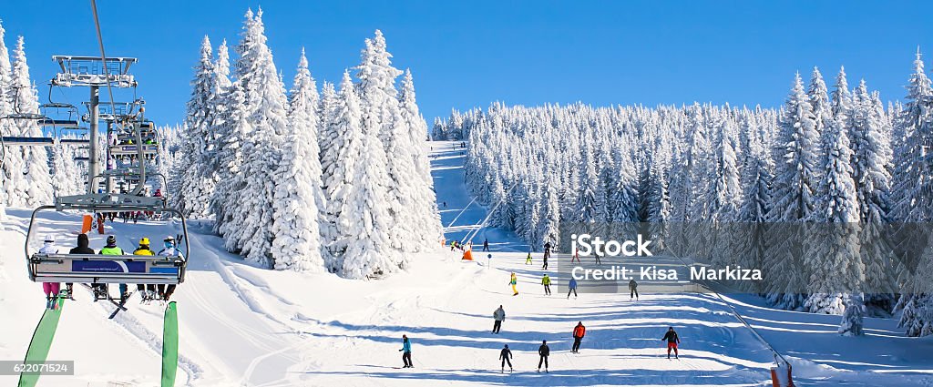 Complejo turístico de esquí Kopaonik, Serbia, elevadora, pendiente, personas de esquí - Foto de stock de Esquí - Deporte libre de derechos