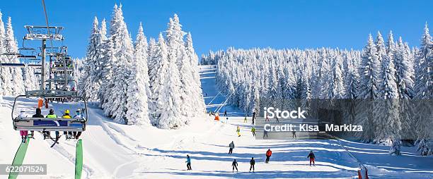 Complejo Turístico De Esquí Kopaonik Serbia Elevadora Pendiente Personas De Esquí Foto de stock y más banco de imágenes de Esquí - Deporte