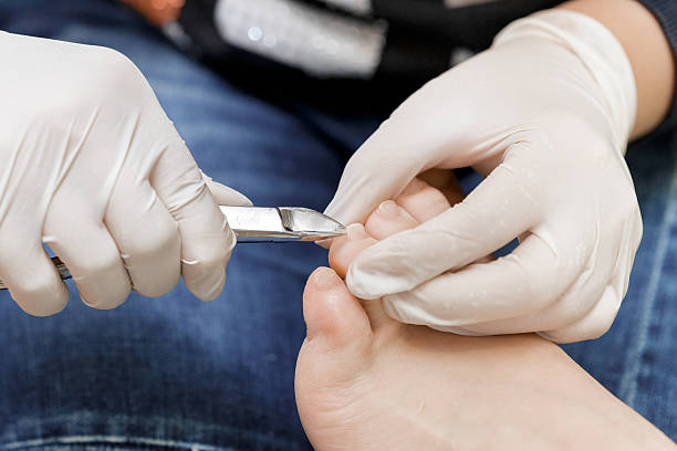 manicurist utilizza strumenti professionali per una pedicure - podiatrist pedicure human foot toenail foto e immagini stock