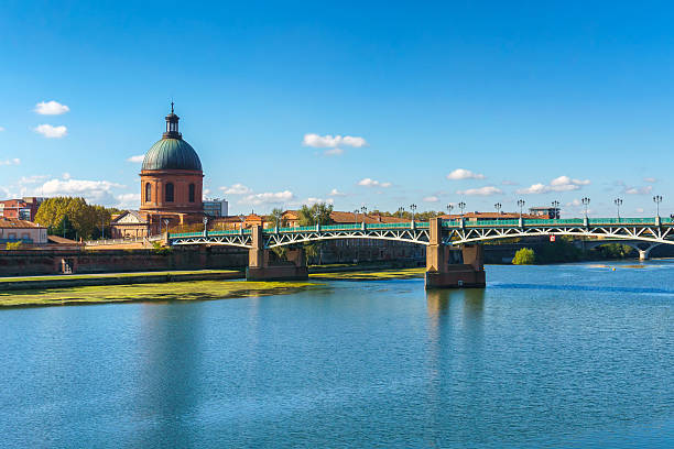 istock The Saint-Pierre bridge in Toulouse 622076190