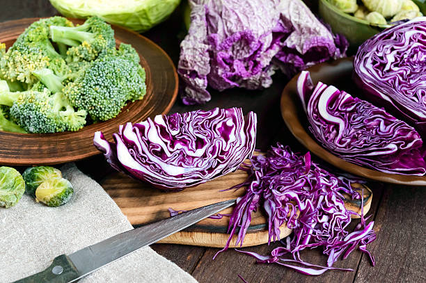 muchos tipos de repollo - rojo, brócoli, coles de bruselas, blanco - brussels sprout raw brown close up fotografías e imágenes de stock