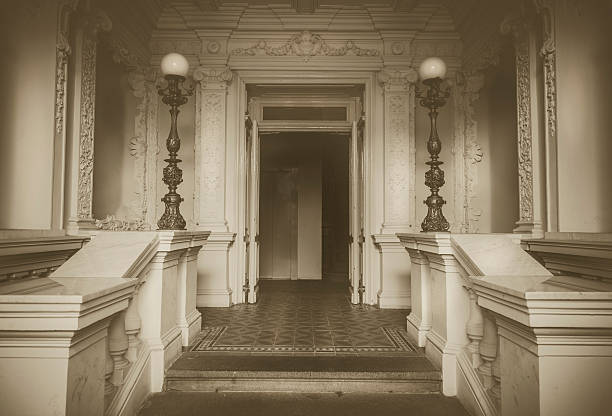 średniowieczny korytarz i wejście do budynku - prague old door house zdjęcia i obrazy z banku zdjęć
